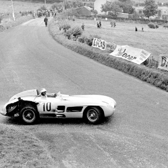 For the 1955 running of the RAC’s Tourist Trophy at Dundrod, Ireland, Moss and co-driver John Fitch managed to emerge victorious over Jaguar-mounted Mike Hawthorn and Desmond Titterington despite late-race rain and an exploding tire,—the visible legacy of which is the missing fender shown here.