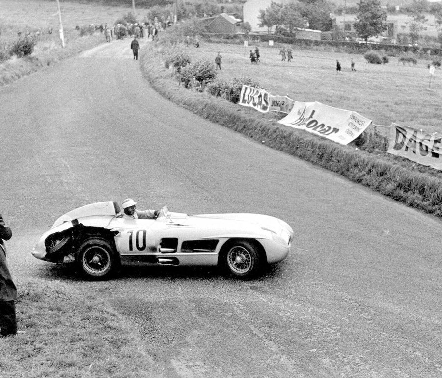 For the 1955 running of the RAC’s Tourist Trophy at Dundrod, Ireland, Moss and co-driver John Fitch managed to emerge victorious over Jaguar-mounted Mike Hawthorn and Desmond Titterington despite late-race rain and an exploding tire,—the visible legacy of which is the missing fender shown here.