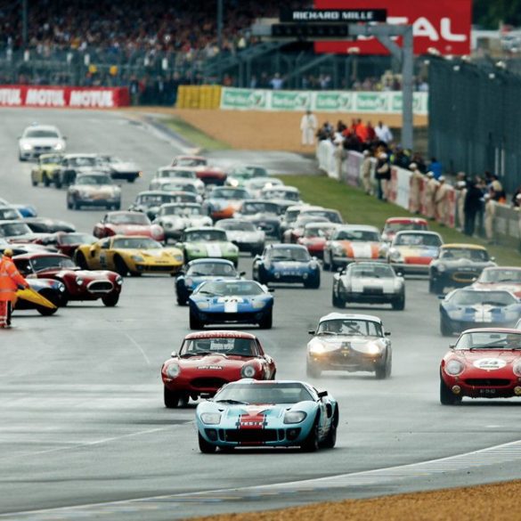 Shaun Lynn’s Ford GT40 leads away from the Le Mans-style start. Photo: Peter Collins