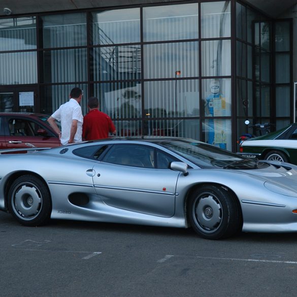 Jaguar XJ220 Gallery