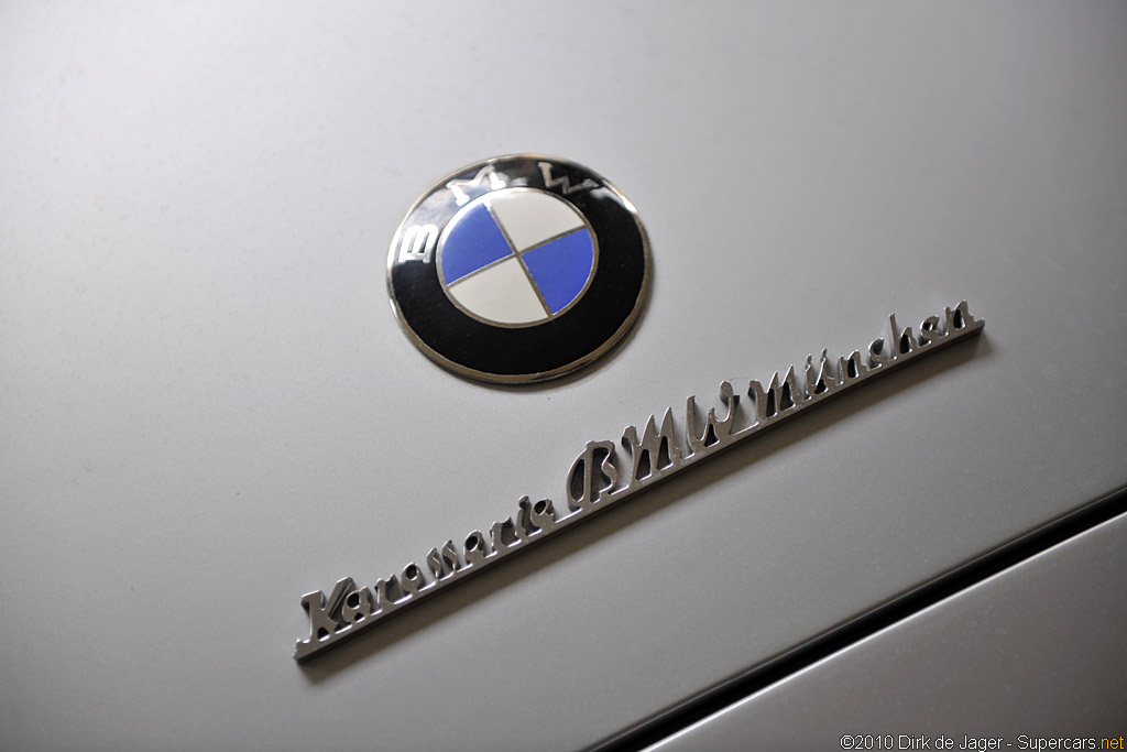 BMW Auto Emblem auf Motorhaube des metallischen Silber 2002 automatisch  Oldtimer in Richmond-upon-Thames, Surrey, Vereinigtes Königreich  Stockfotografie - Alamy