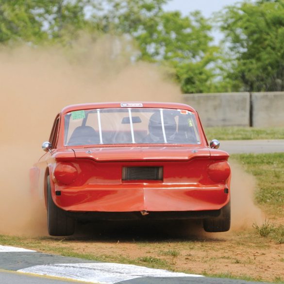 Ken Hazelton’s 1963 Corvette leads Fred Crawford’s 1974 Porsche 914-6, Scott Jachthuber’s 1972 Porsche 911, and George Tuma’s 1974 Porsche 911 RSR into Turn 5. Photo: Chuck Andersen