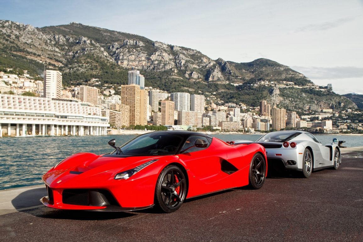 Awesome Back-to-Back Ferraro LaFerrari Wallpaper