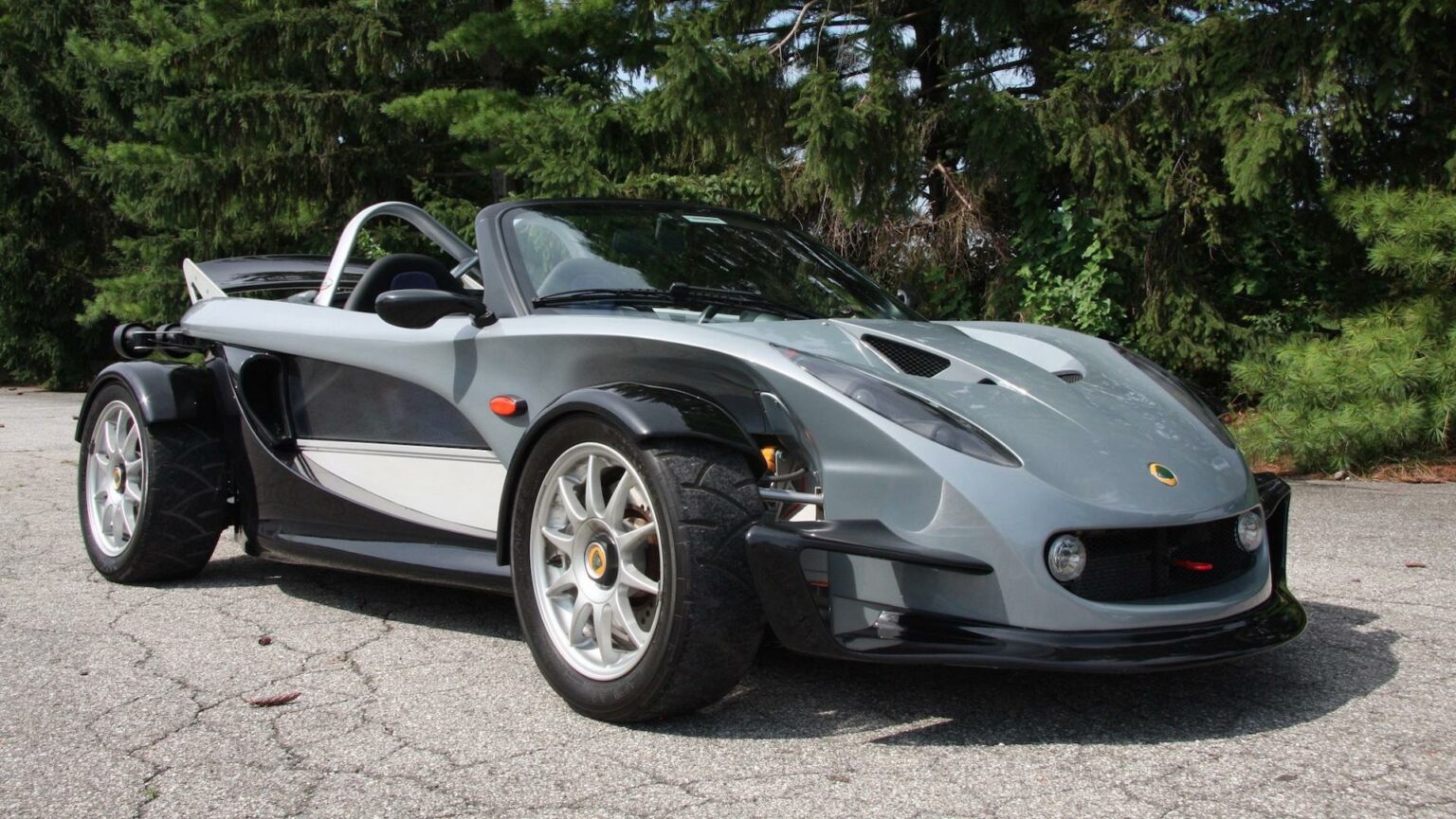 Lotus машина 2000