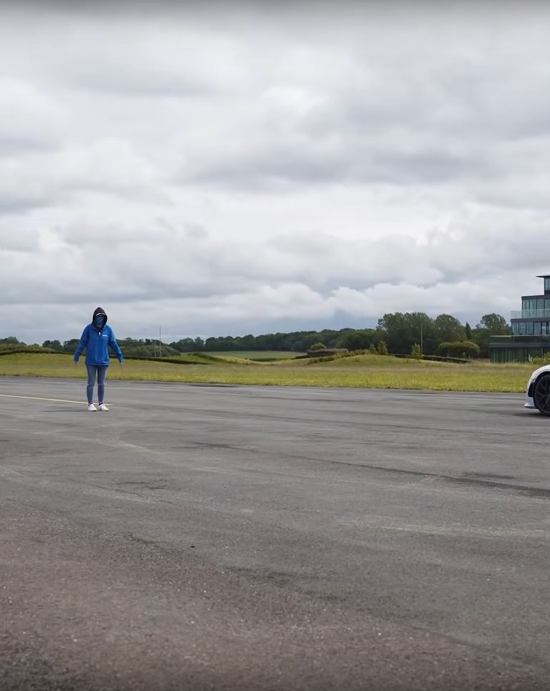 Porsche 992 911 Turbo S vs McLaren 720S