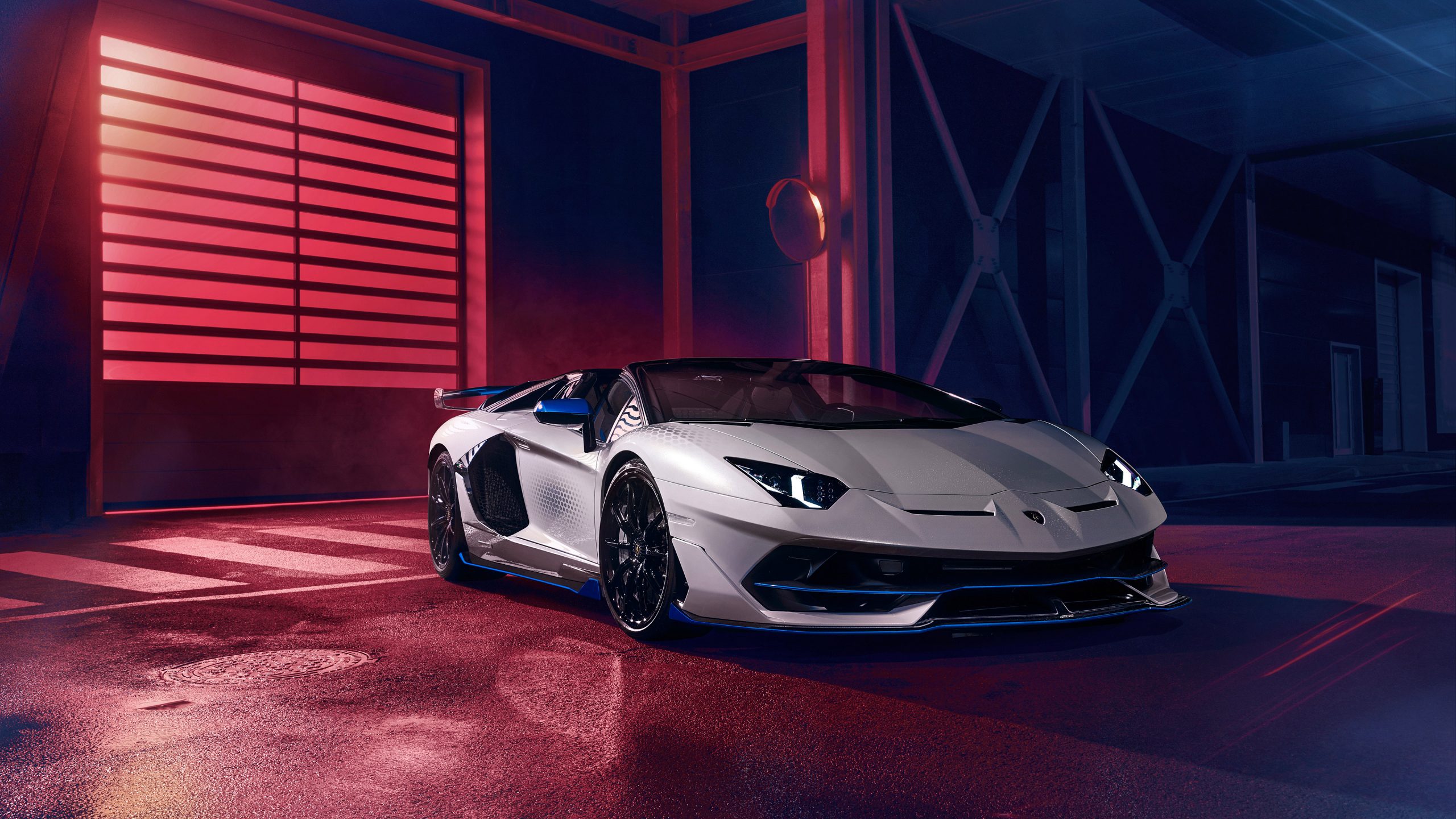 Lamborghini Aventador là một trong những biểu tượng của tinh thần tiên tiến và thể hiện một phong cách rất cá tính. Cùng xem hình ảnh chiếc siêu xe này để tận hưởng những trải nghiệm đầy sức sống. 