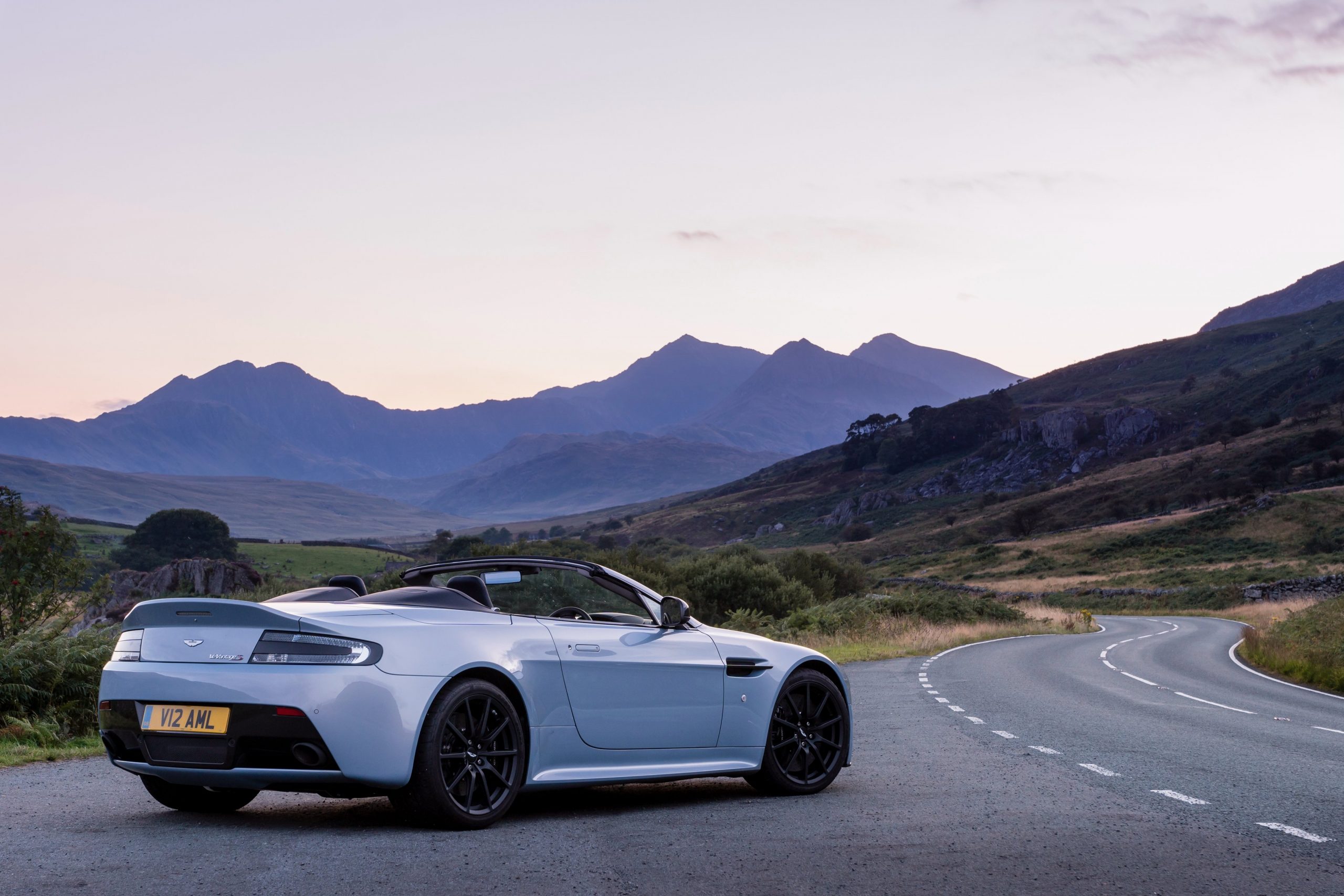 Aston Martin v12 Vantage s