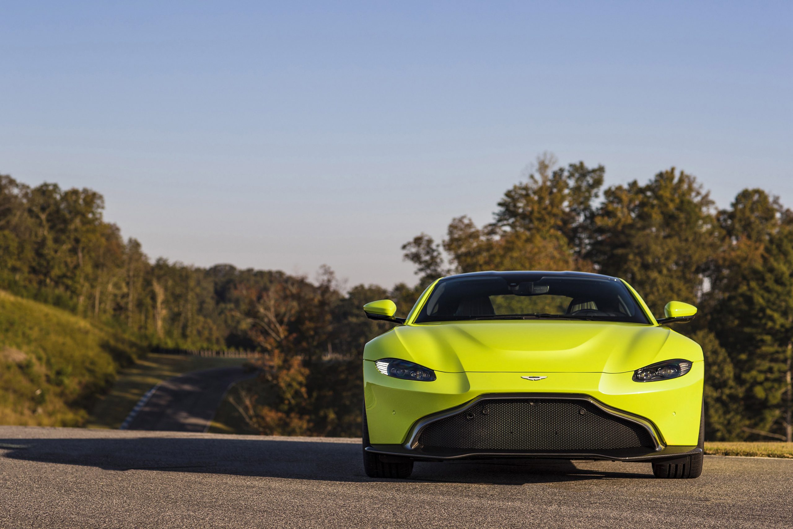 Максимальные машины. Aston Martin Vantage 2018. Aston Martin Vantage 2022. Aston Martin New Vantage. Астон Мартин вантаж купе 2022.