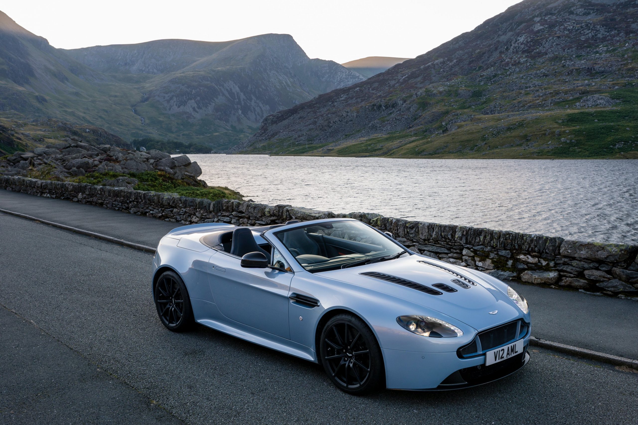 Aston Martin v12 Vantage s