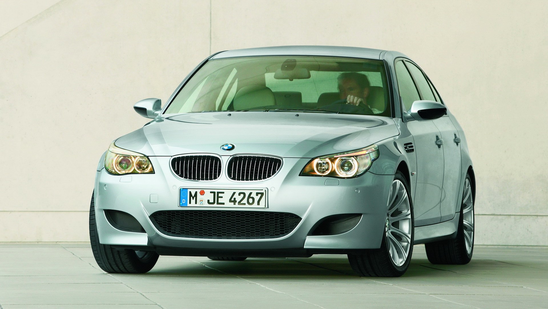 BMW builds the 4-door sedan that beats the supercars