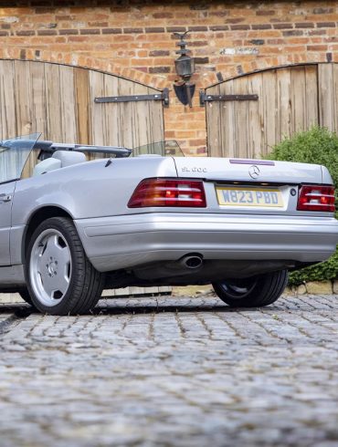 Photo of silver Mercedes-Benz SL600 R129